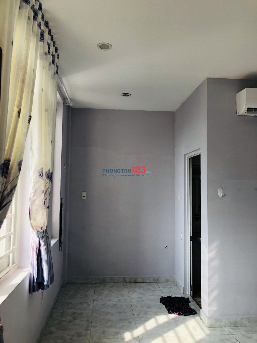 Phòng sạch sẽ, máy lạnh, ban công, cửa sổ, dt 20m2 giá 2,9tr/tháng mặt tiền đường Tân Sơn