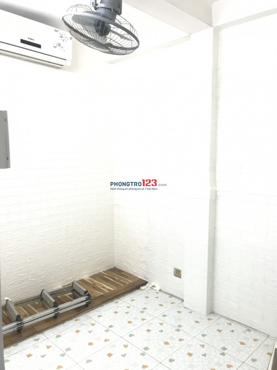 Cho thuê phòng có sẵn máy lạnh 10m2 Nhà mặt tiền 89 Nguyễn Sơn Hà P5 Q3 giá từ 2,5tr/th