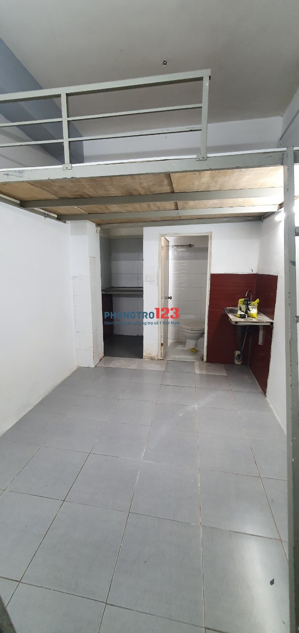 Cho thuê phòng trọ giá rẻ, 18m2, có gác, đường Cộng Hòa, Tân Bình