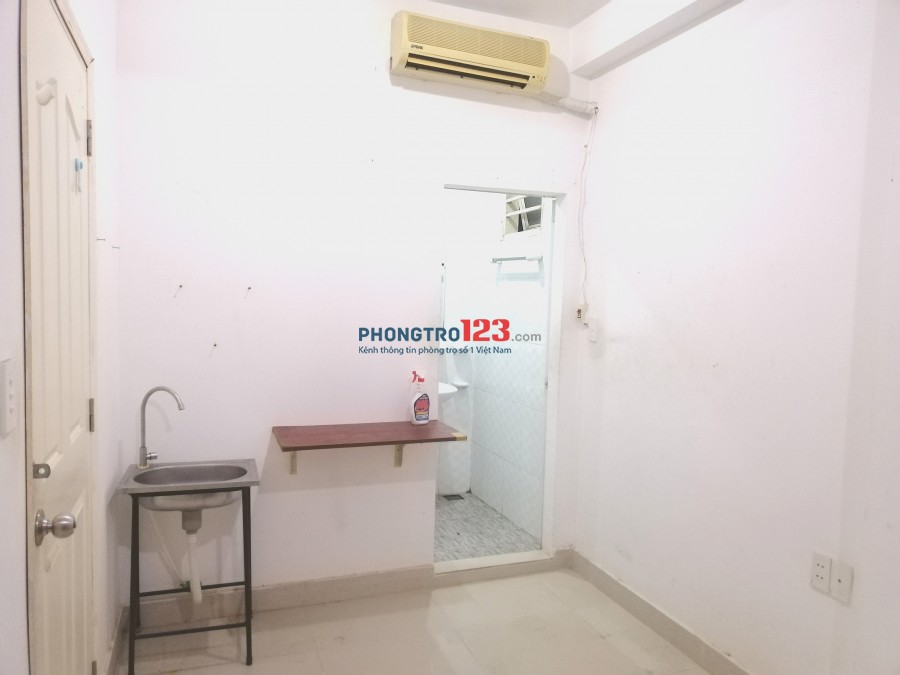Phòng trọ giá rẻ có máy lạnh + tủ đồ lớn ngay sân bay TSN quận Tân Bình