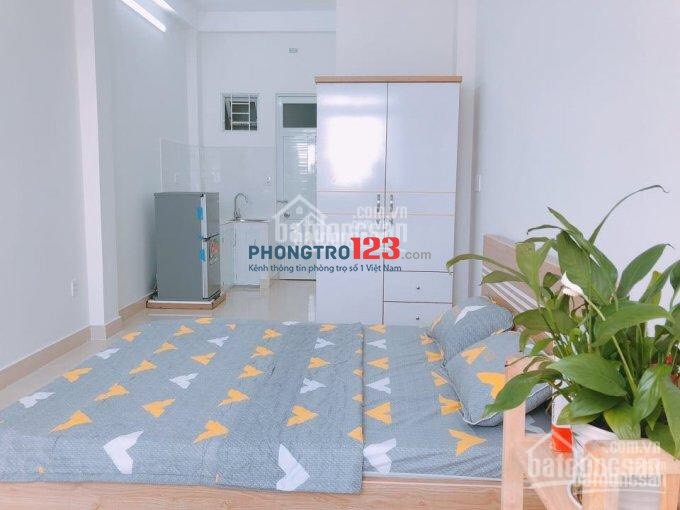 Cho thuê Phòng lầu 1 32m2, full nội thất, vào ở ngay đường Nguyễn Cửu Vân ngay ĐH Kinh Tế tài chính