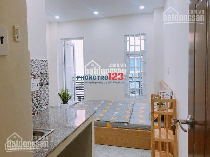 Cho thuê Phòng lầu 1 32m2, full nội thất, vào ở ngay đường Nguyễn Cửu Vân ngay ĐH Kinh Tế tài chính