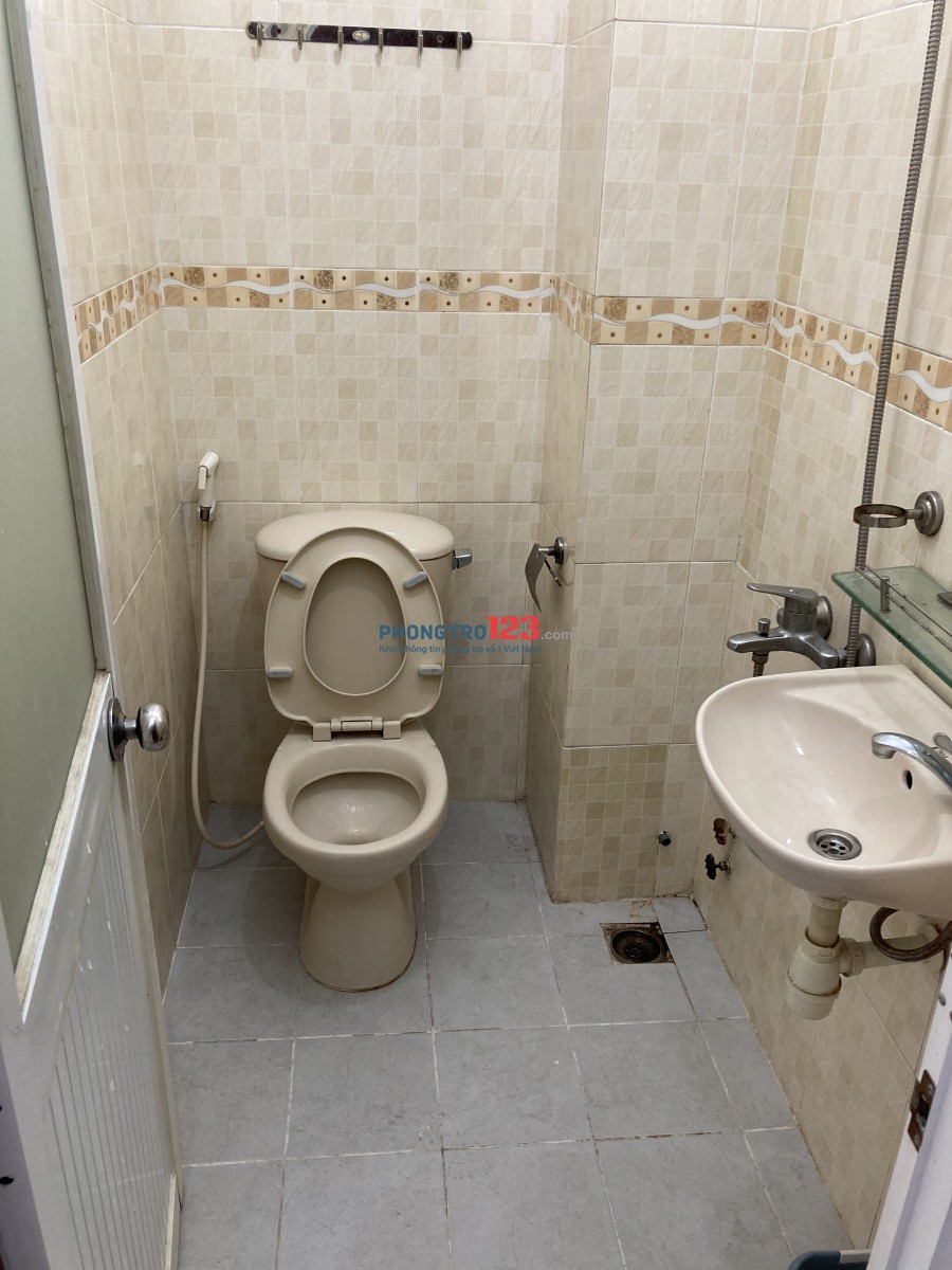 Phòng Ban Công + Cửa Sổ giá chỉ 3tr9 ngay CMT.8 Quận 3