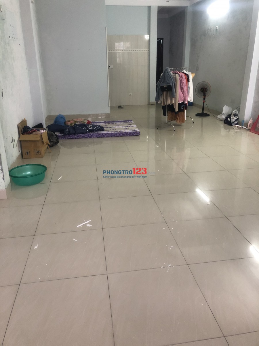 Còn 1 phòng duy nhất 50m2 rộng rãi thoáng mát, gần chợ Hoà Cường