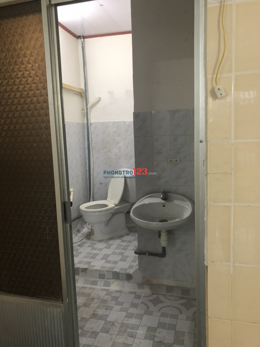 Phòng 35m2, có ban công rộng, có Wc trong phòng. Giá 4tr