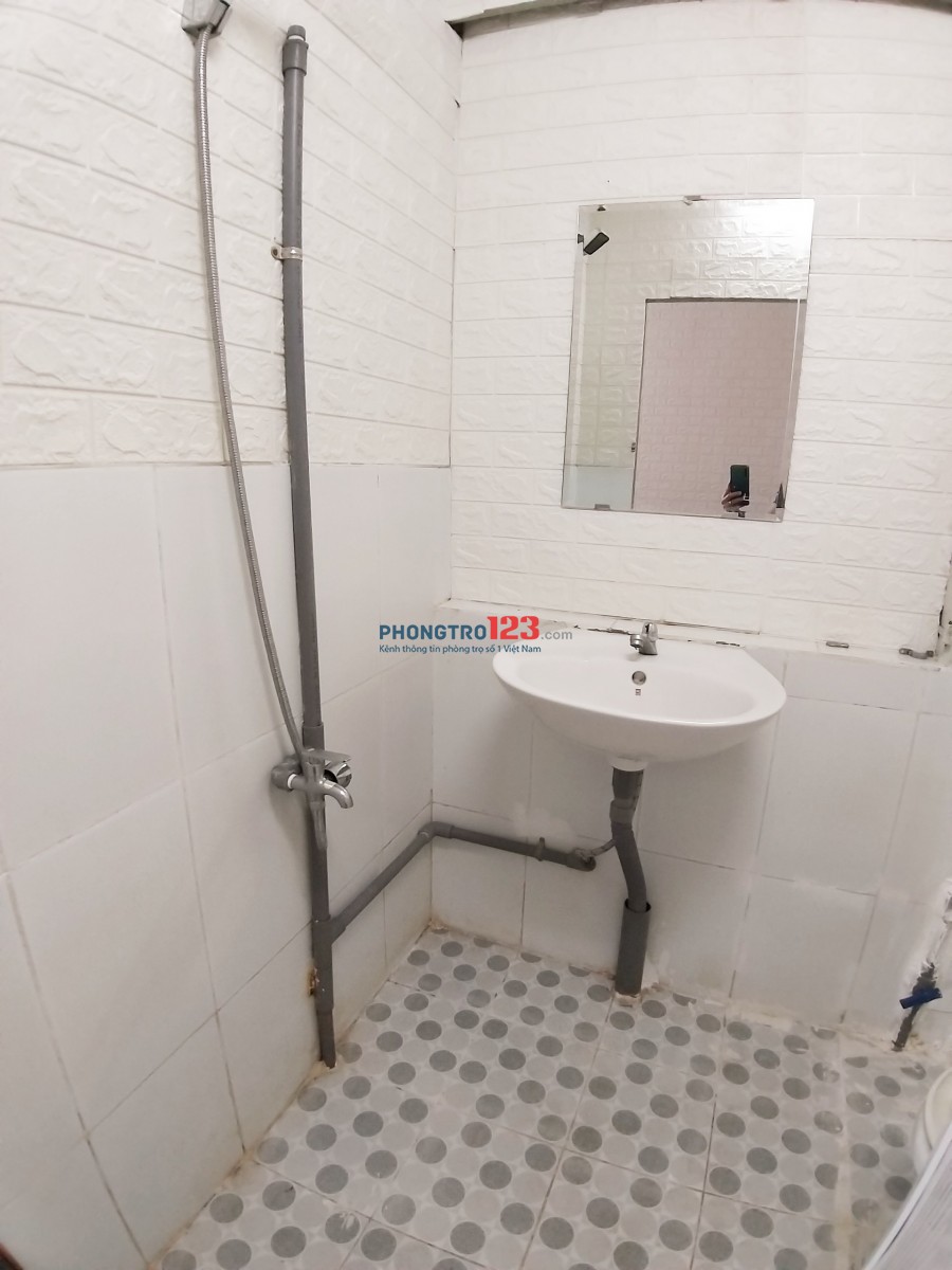 Cho thuê phòng tại Trịnh Đình Thảo, Q.Tân Phú- 2 cửa sổ- bếp riêng- WC riêng -1.7 triệu