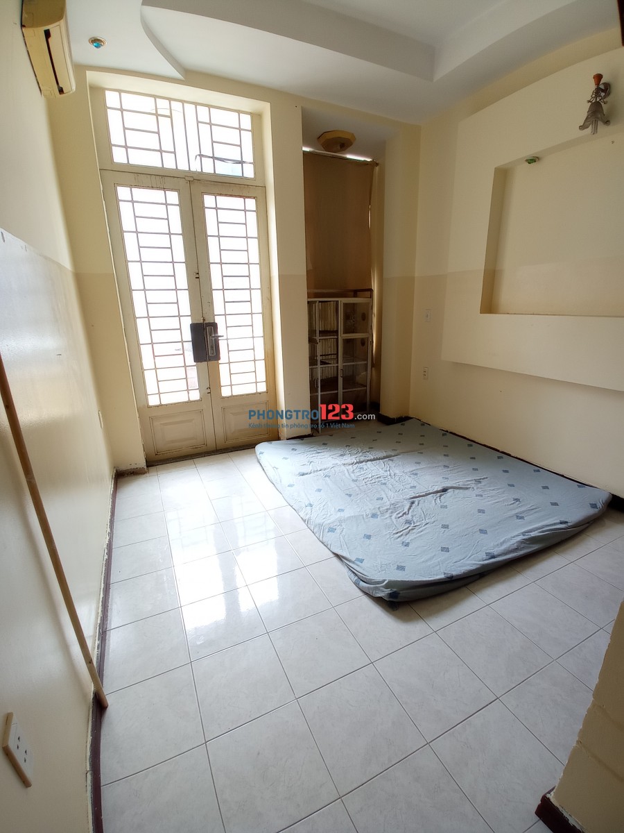 Phòng Ban Công Sát Quận 1- Để xe free- Máy lạnh- Tủ gỗ âm tường- Giờ Tự Do