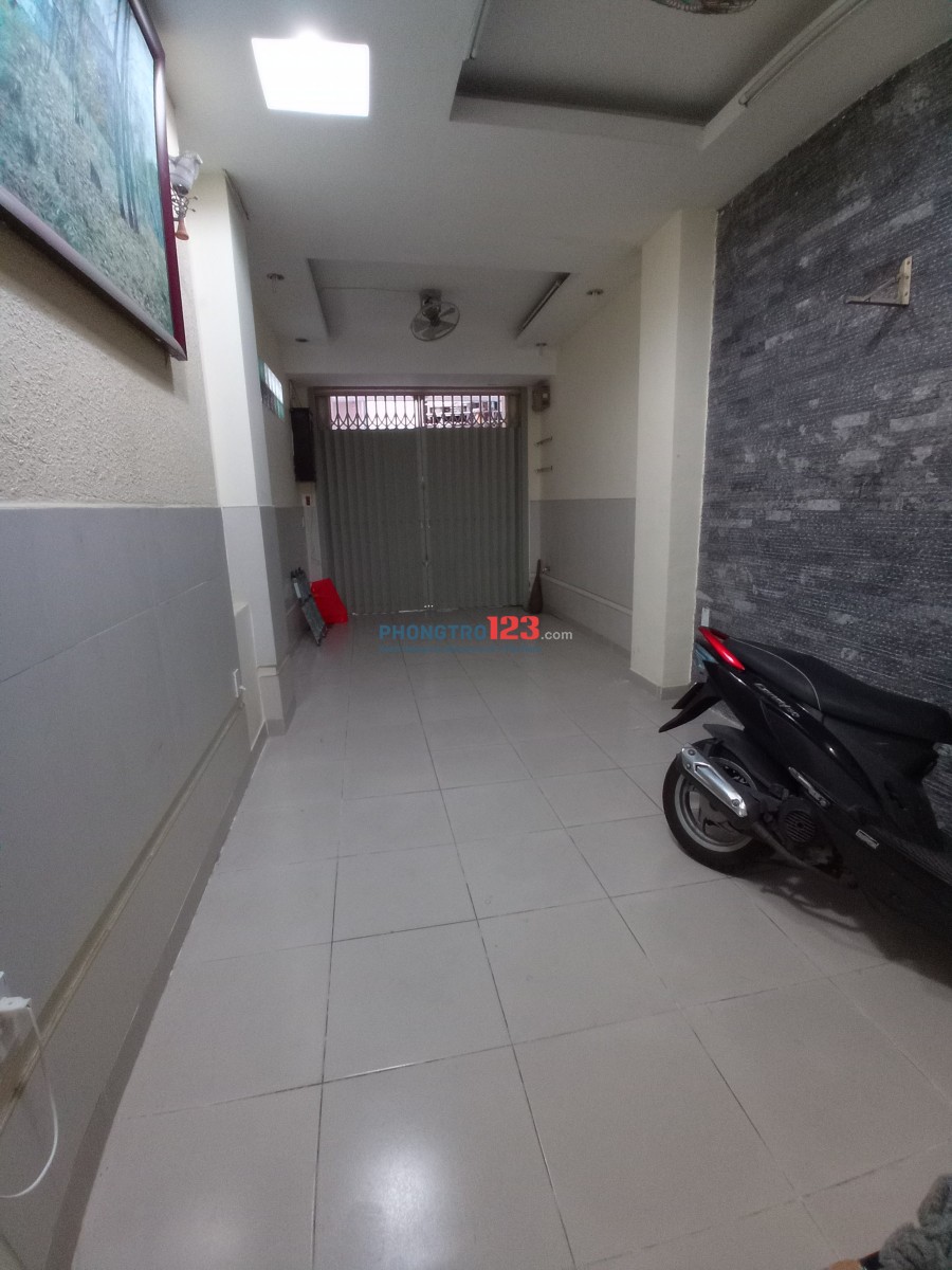 Phòng Ban Công Sát Quận 1- Để xe free- Máy lạnh- Tủ gỗ âm tường- Giờ Tự Do