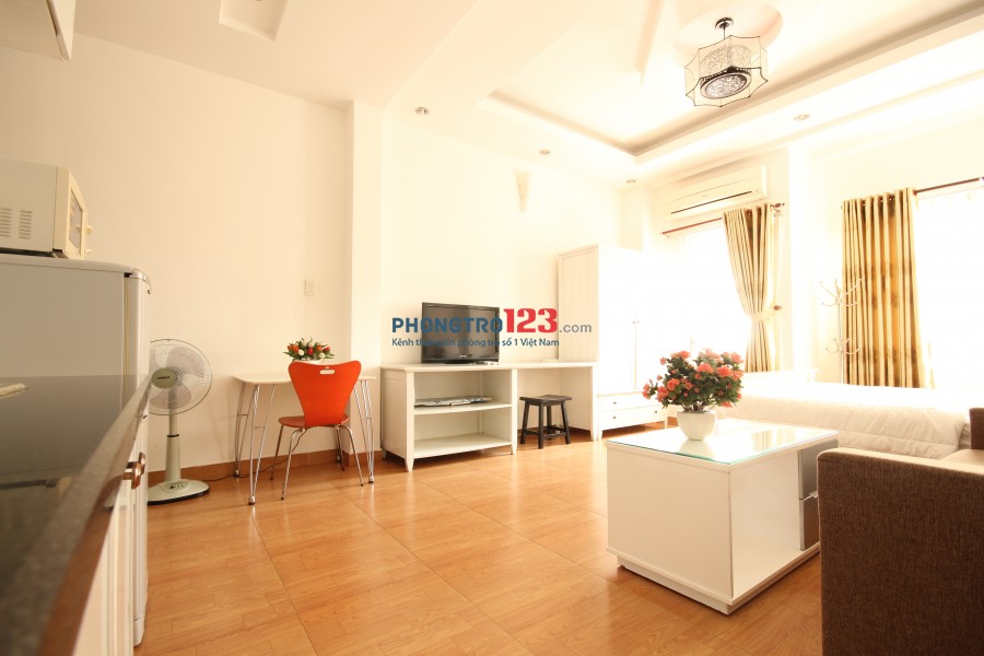 Căn hộ dịch vụ studio có bếp, ban công tại Smiley Apartment 3 (385/16 Nguyễn Trãi, phường Nguyễn Cư Trinh, quận 1, TP.HC