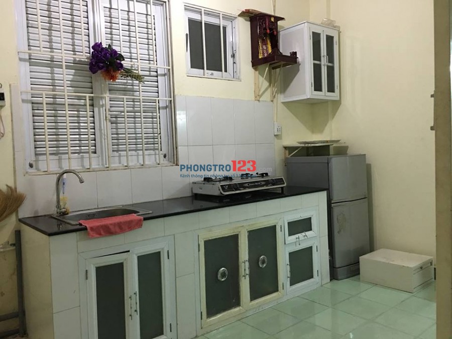 Cho thuê căn hộ khu tập thể ngay trung tâm quận Phú Nhuận