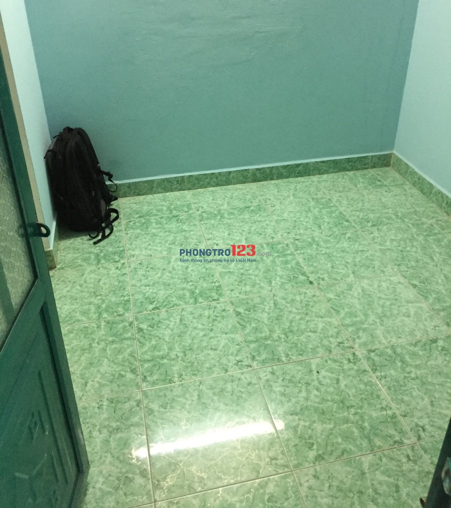 Cho thuê phòng trọ 6m2 ban công riêng, WC chung sạch sẽ ở lầu 2 tại hẻm Hoàng Diệu Q4 giá chỉ 1tr5