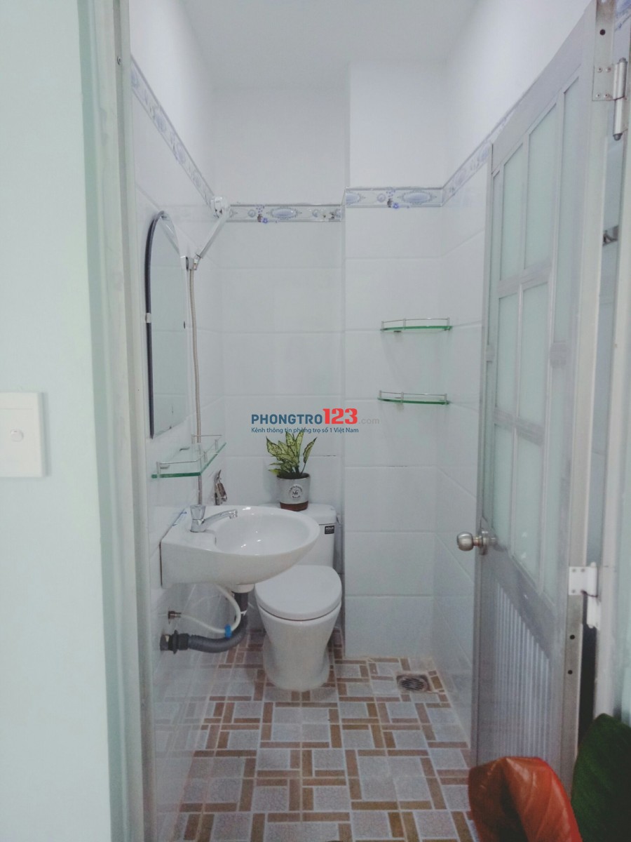 Phòng trọ 30m2 có nội thất và ban công đầu đường Lã Xuân Oai Q9