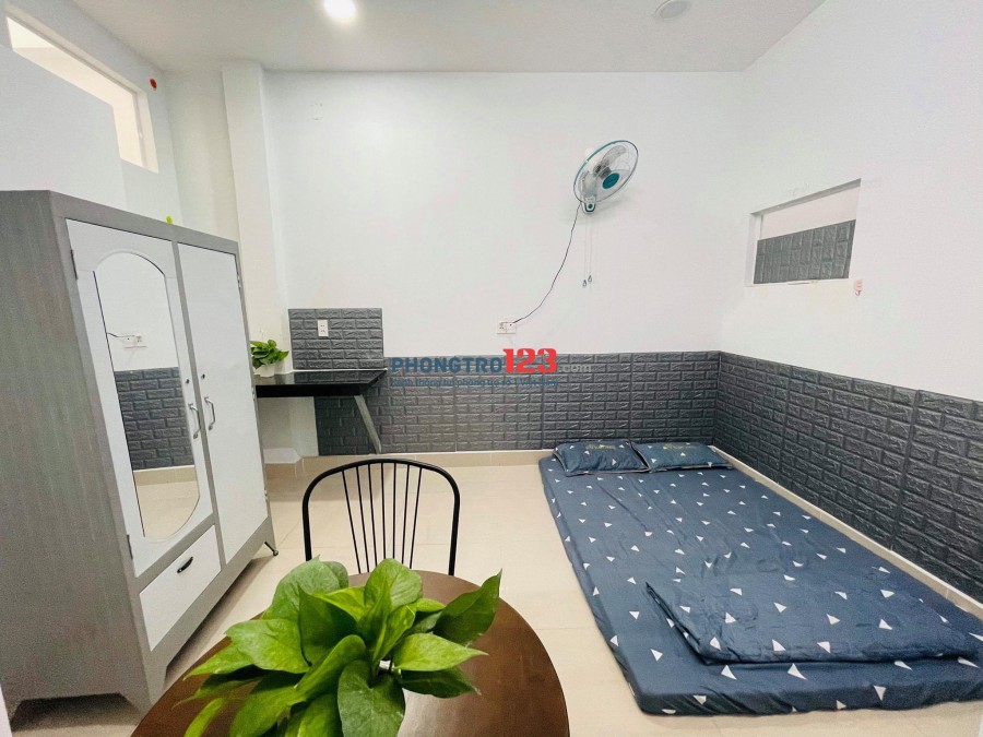 Phòng cộng hoà 25m2 cửa sổ ban công, sạch sẽ