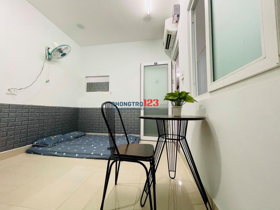 Phòng cộng hoà 25m2 cửa sổ ban công, sạch sẽ