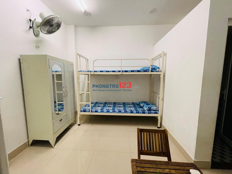 Phòng cộng hoà 25m2 cửa sổ ban công, sạch sẽ