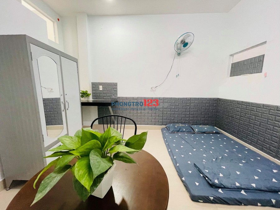 Phòng cộng hoà 25m2 cửa sổ ban công, sạch sẽ
