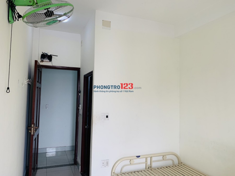 Cho thuê phòng trọ có ban công, máy lạnh, thang máy giá rẻ tại P15, Q Tân Bình. Liên hệ: 0918180057