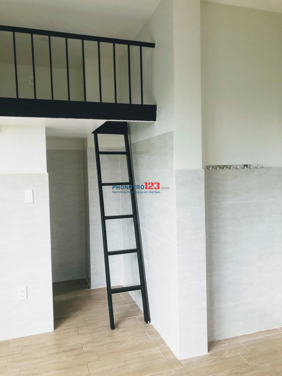 Còn 01 phòng, có gác, ban công, máy lạnh, Gía 5tr/ tháng