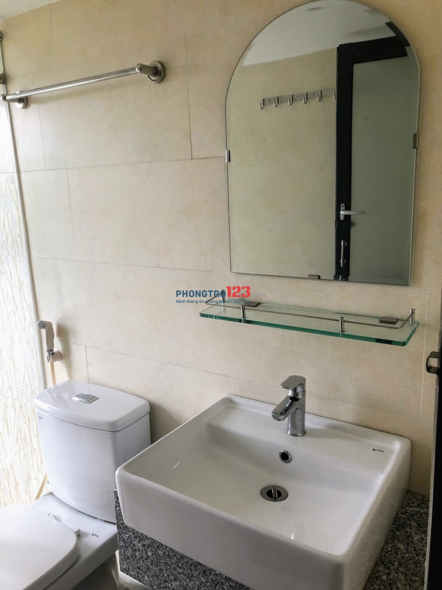 Còn 01 phòng, có gác, ban công, máy lạnh, Gía 5tr/ tháng