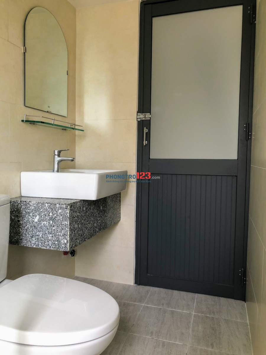Còn 01 phòng, có gác, ban công, máy lạnh, Gía 5tr/ tháng