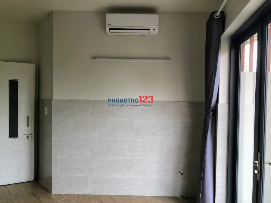 Còn 01 phòng, có gác, ban công, máy lạnh, Gía 5tr/ tháng