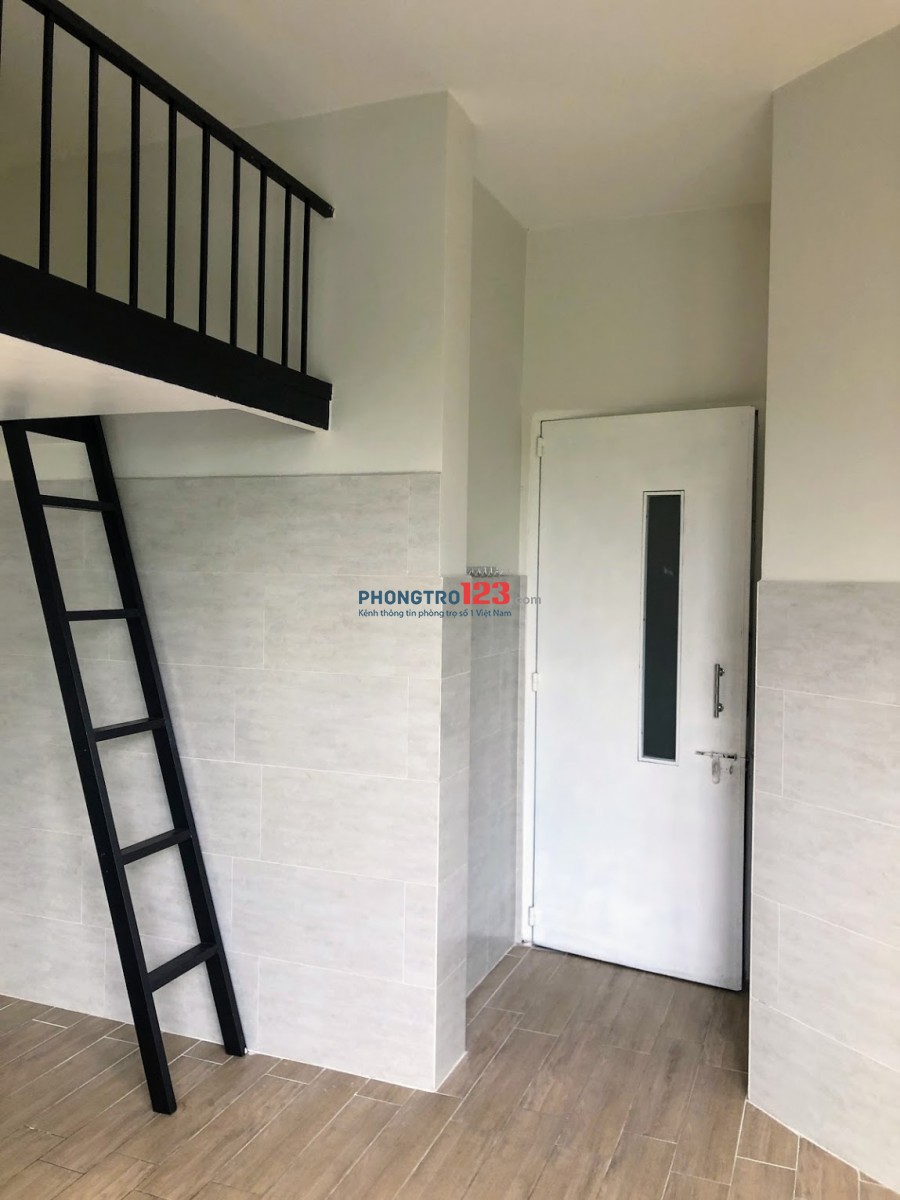Còn 01 phòng, có gác, ban công, máy lạnh, Gía 5tr/ tháng