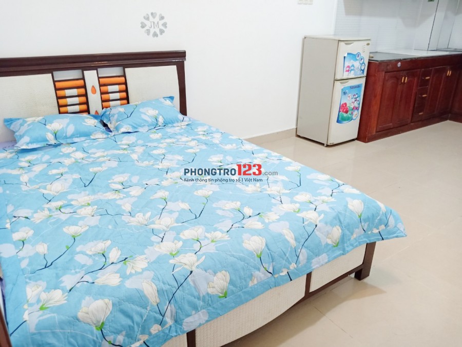 Phú Nhuận, Cho thuê phòng tầng trệt 30m2, full nội thất, sân sau đón nắng gió