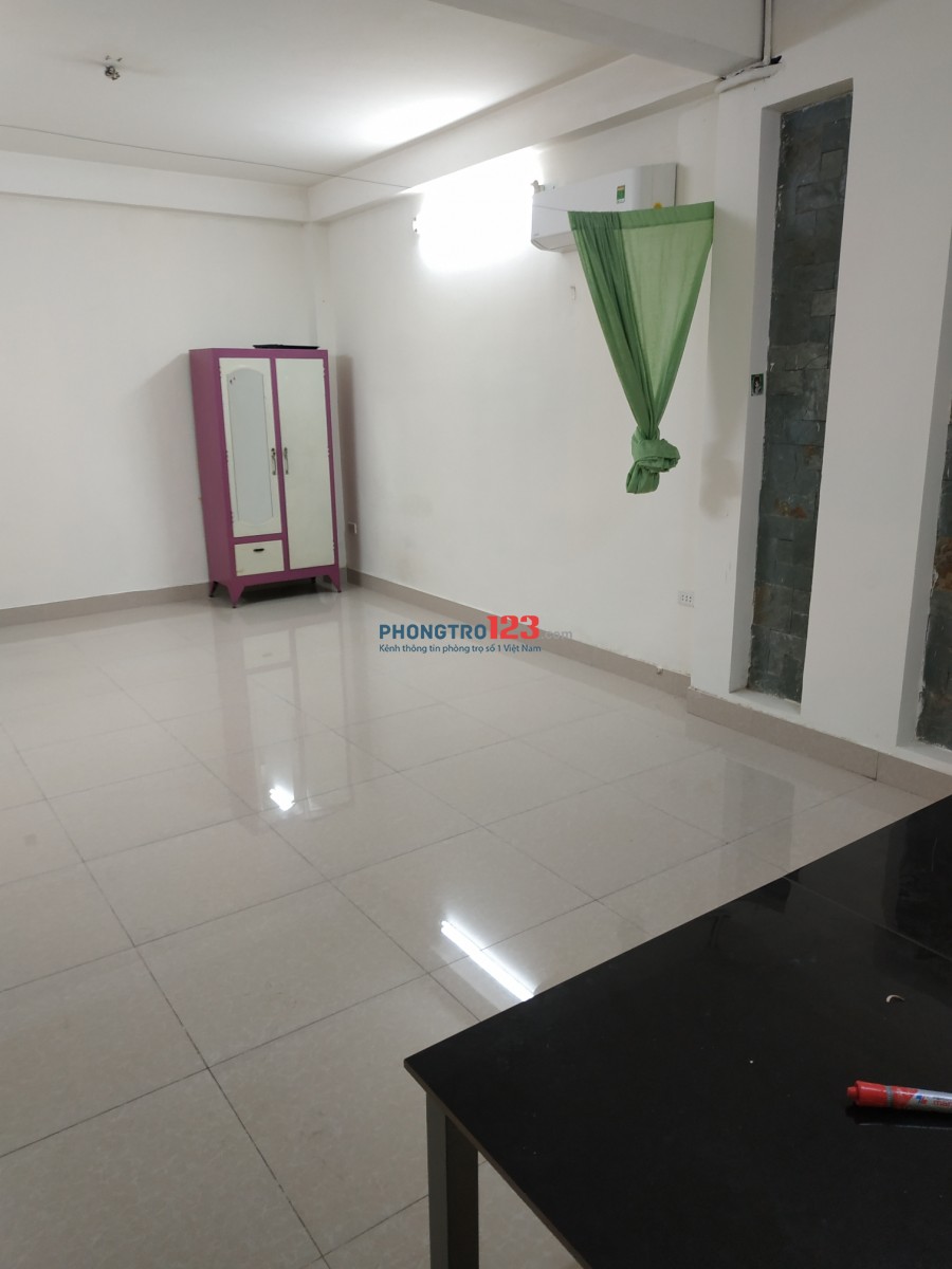Phòng chính chủ giờ tự do đường Nơ Trang Long