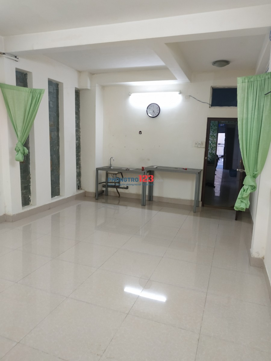 Phòng chính chủ giờ tự do đường Nơ Trang Long