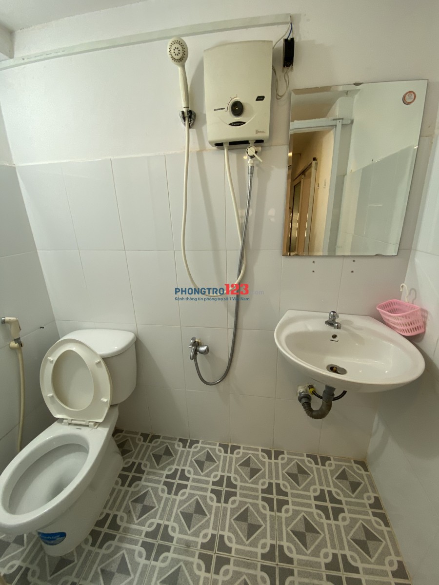 Phòng ngay cầu Nguyễn Tri Phương, Giá QUÁ RẺ mà PHÒNG LẠI NGON.