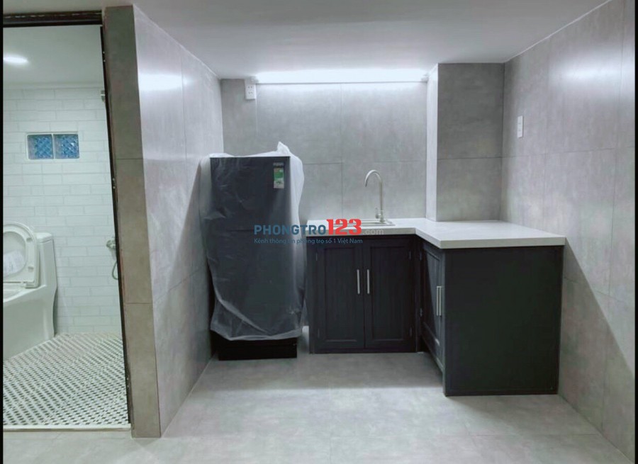 Phòng mới 100% có gác, máy lạnh, tủ lạnh, tủ áo, bếp, bàn ghế, bảo vệ 24/24