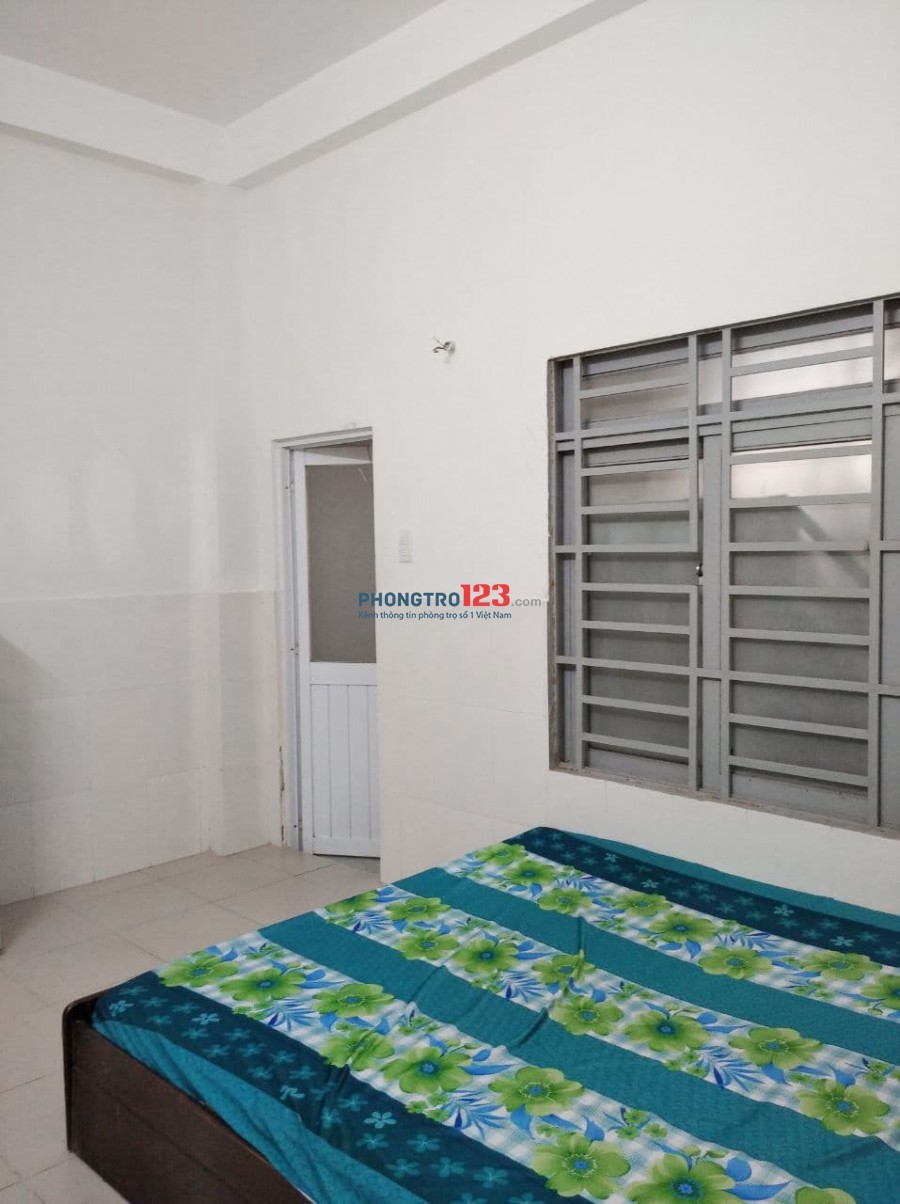 Phòng 308, trên đường Phạm Văn Bạch có cửa sổ lớn, máy lạnh, nệm, tủ giá chỉ 2tr8/tháng rộng 18m2