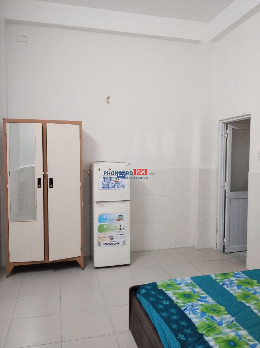 Phòng 308, trên đường Phạm Văn Bạch có cửa sổ lớn, máy lạnh, nệm, tủ giá chỉ 2tr8/tháng rộng 18m2