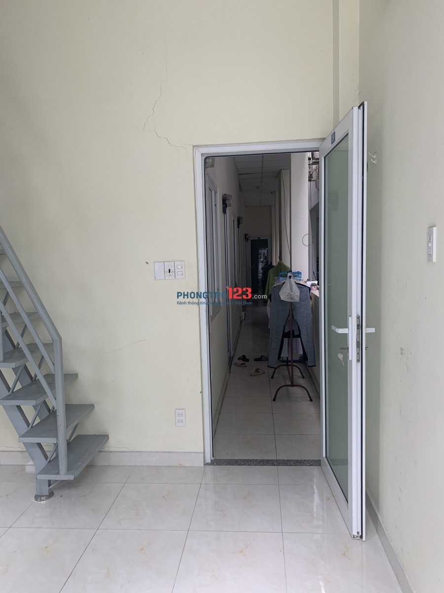 Phòng ban công máy lạnh giá 3tr7 tại 118/17 Bùi Văn Ba ngay kcx Tân Thuận
