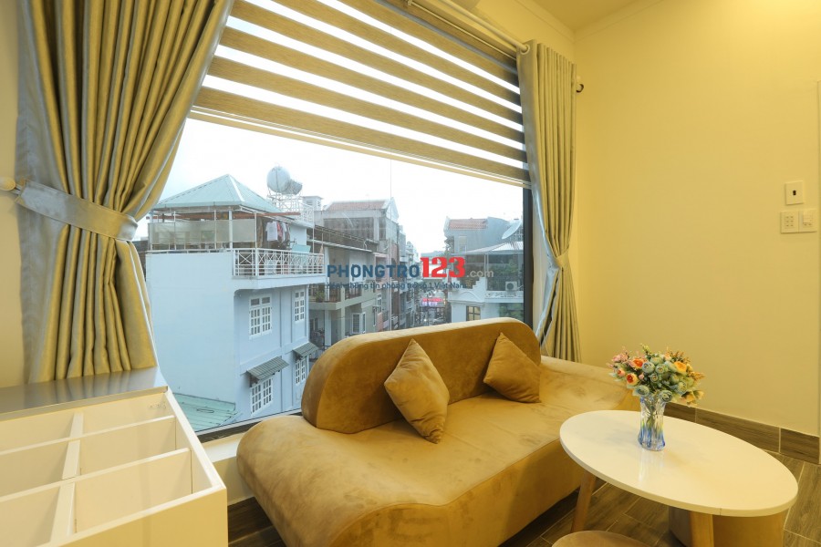 Căn hộ cao cấp gần sân bay, 1 phòng ngủ, 1 phòng khách có ban công riêng trên đường Hậu Giang