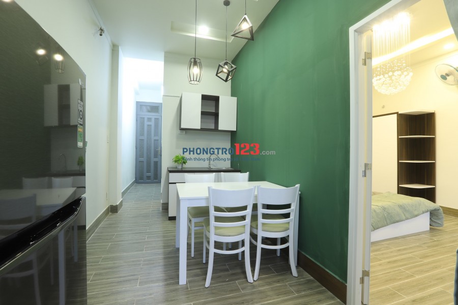 Căn hộ cao cấp gần sân bay, 1 phòng ngủ, 1 phòng khách có ban công riêng trên đường Hậu Giang