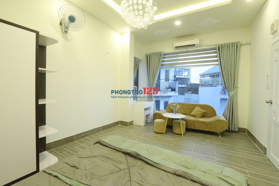 Căn hộ cao cấp gần sân bay, 1 phòng ngủ, 1 phòng khách có ban công riêng trên đường Hậu Giang