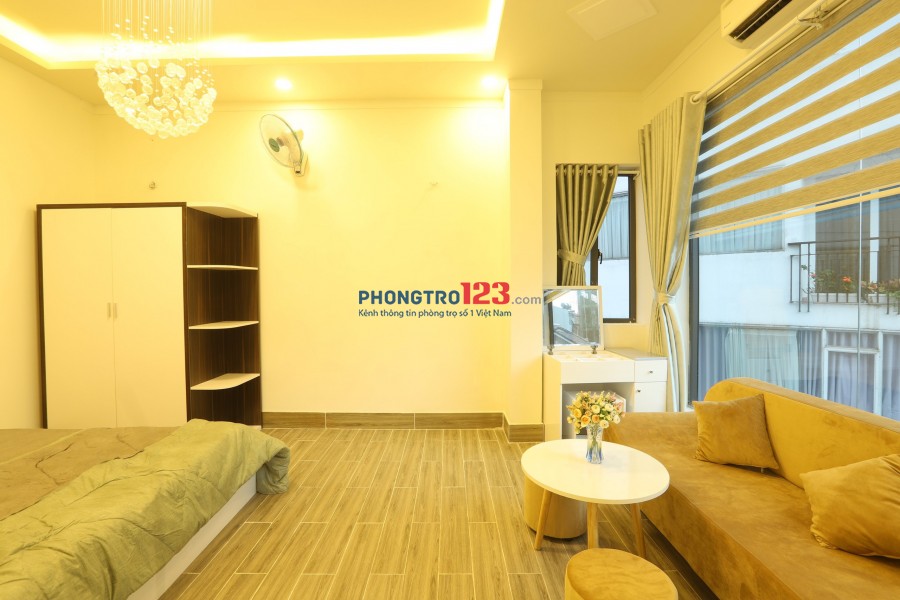 Căn hộ cao cấp gần sân bay, 1 phòng ngủ, 1 phòng khách có ban công riêng trên đường Hậu Giang