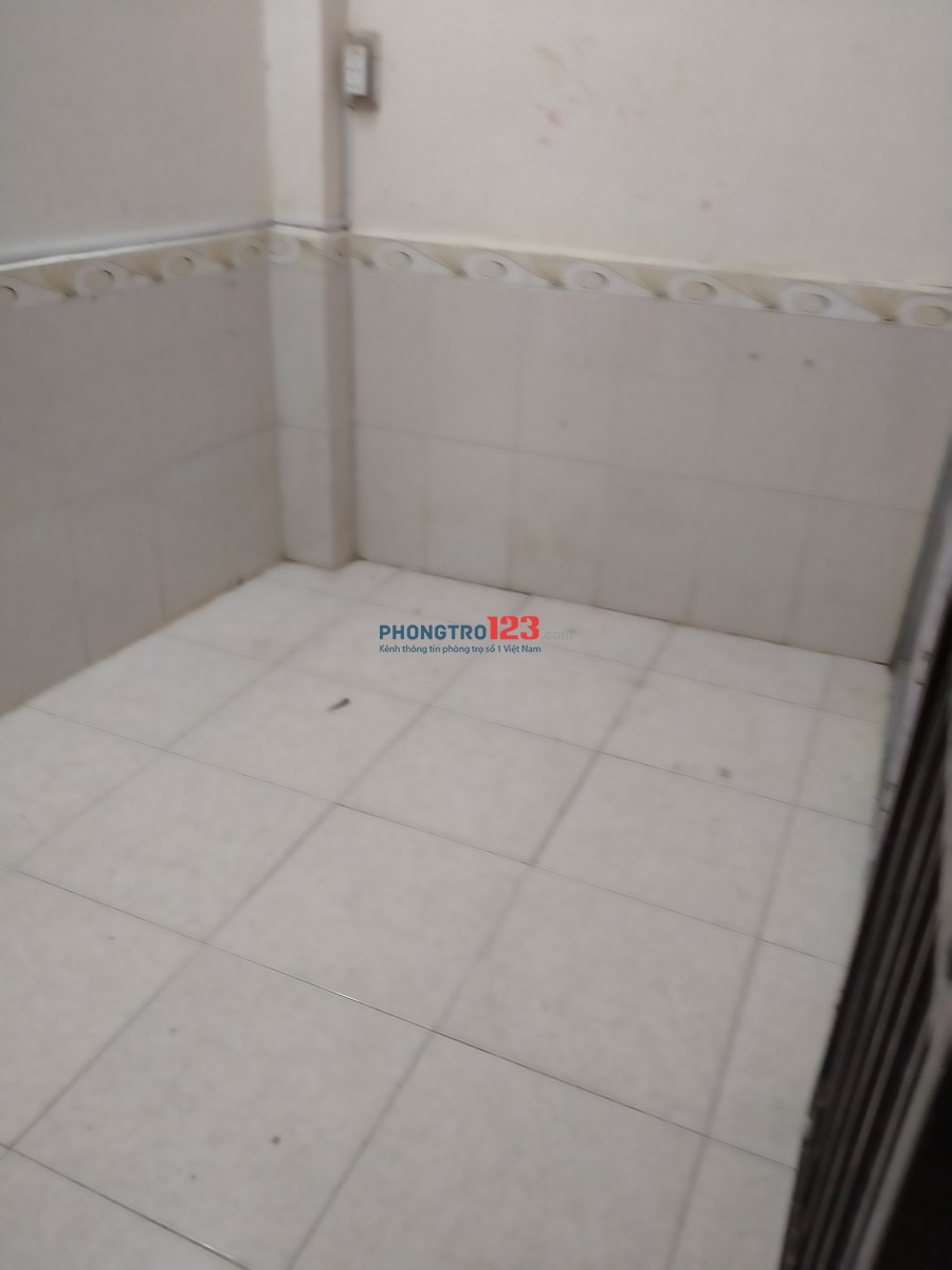 , phòng trệt wc xài chung 4nguoi, giá 1,3tr dt 8m, bờ kè Hoàng sa