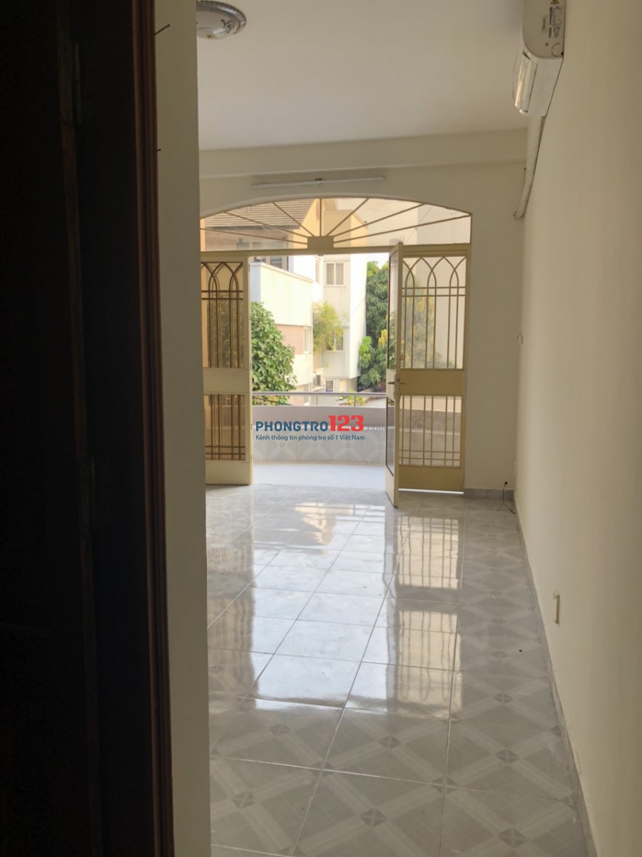Cho thuê phòng đẹp, thoáng mát, có ban công, 30m2, hẻm xe tải đường D5, P25, Bình Thạnh