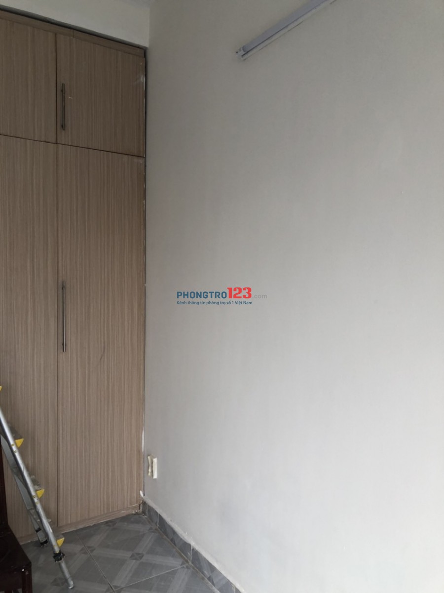 Cho thuê phòng đẹp, thoáng mát, có ban công, 30m2, hẻm xe tải đường D5, P25, Bình Thạnh