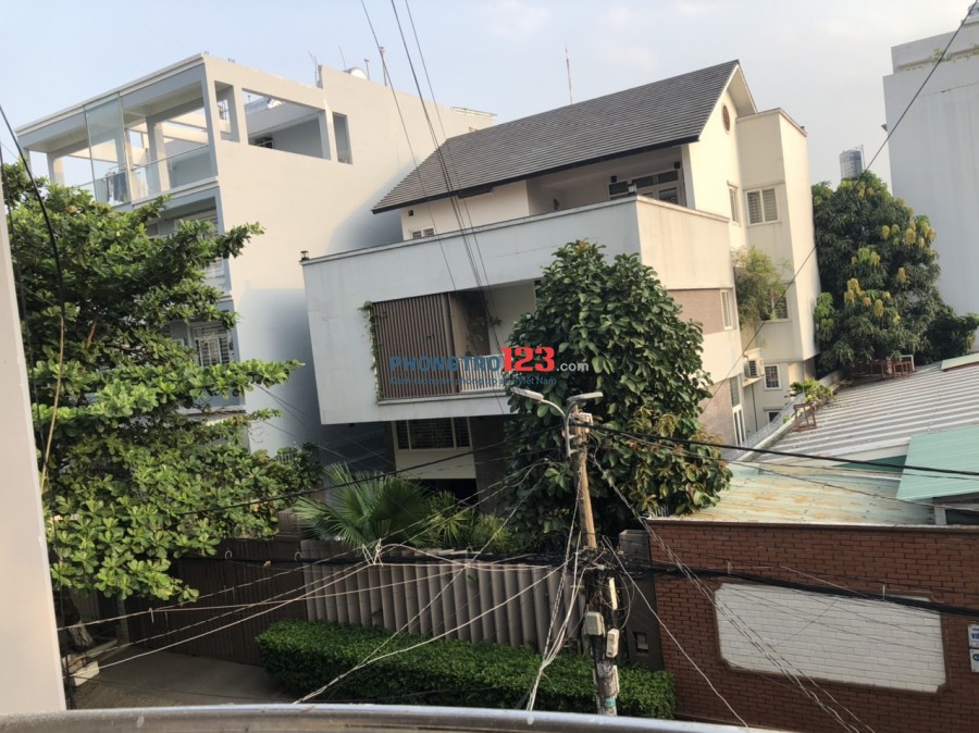 Cho thuê phòng đẹp, thoáng mát, có ban công, 30m2, hẻm xe tải đường D5, P25, Bình Thạnh