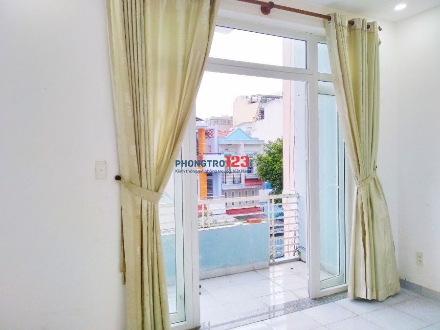 Phòng Ban Công trong Tòa nhà mặt tiền, ít phòng-kHu Lâm Văn Bền, DT 35m2 thuận tiện ở gia đình, Sinh Viên, NVVP Quận 7