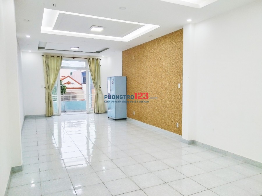 Phòng Ban Công trong Tòa nhà mặt tiền, ít phòng-kHu Lâm Văn Bền, DT 35m2 thuận tiện ở gia đình, Sinh Viên, NVVP Quận 7