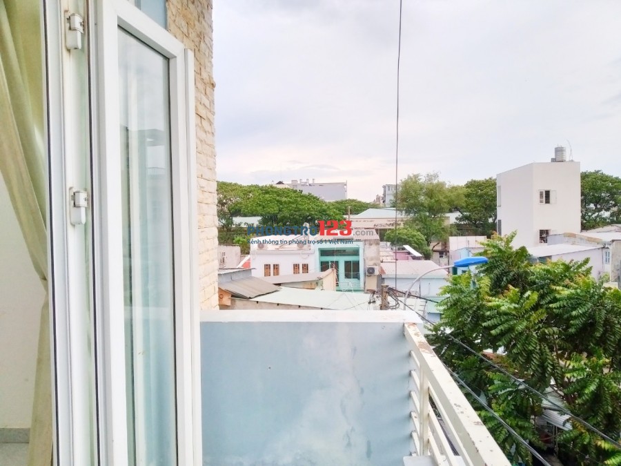 Phòng Ban Công trong Tòa nhà mặt tiền, ít phòng-kHu Lâm Văn Bền, DT 35m2 thuận tiện ở gia đình, Sinh Viên, NVVP Quận 7