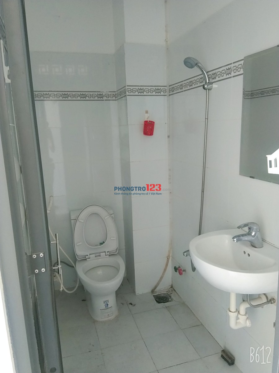 Phòng ban công 14m2, wc riêng, nước nóng Hồ Xuân Hương, giá 2tr