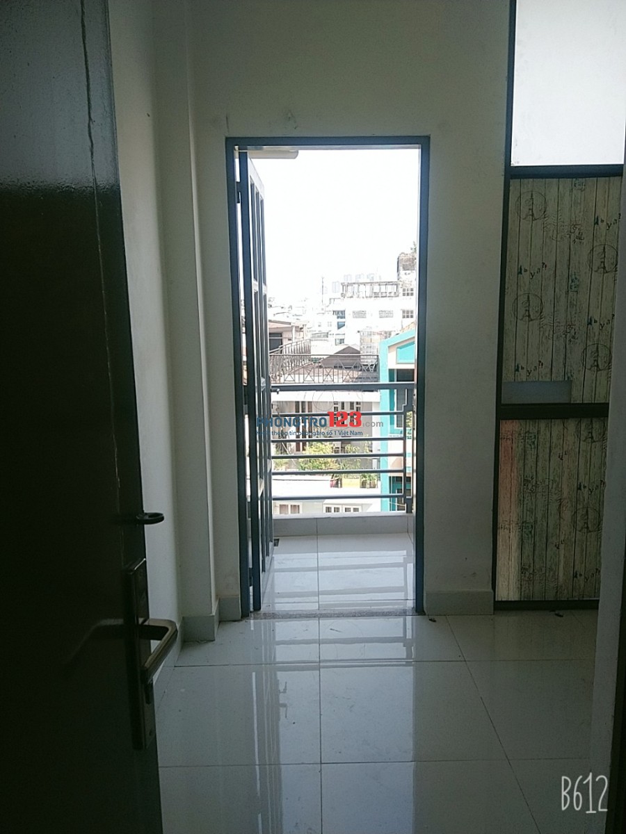 Phòng ban công 14m2, wc riêng, nước nóng Hồ Xuân Hương, giá 2tr