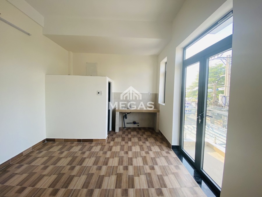 Phòng mới xây ngay mặt tiền chỉ 1tr4 tiện qua hóc môn và bình tân , toà nhà hiện đại