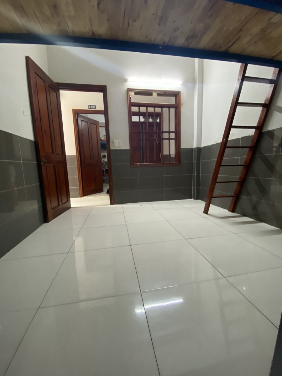 Trọ Giá rẻ ngay ĐH FPT- khu CNC. Có gác, bếp, wc riêng sinh hoạt khép kín. GG tự do, an ninh.
