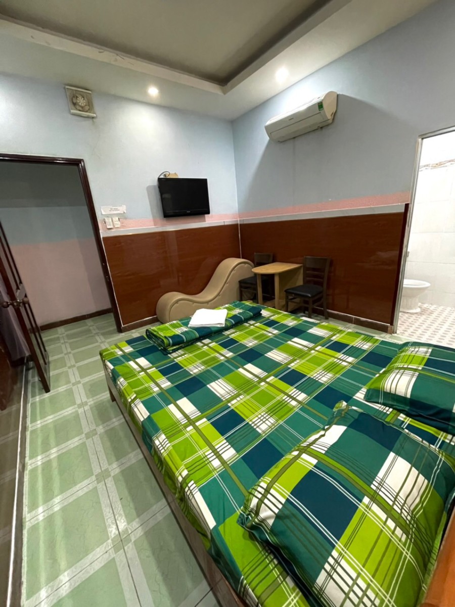Phòng khách sạn 25m2 đầy đủ tiện nghi bao điện nước phí dịch vụ.